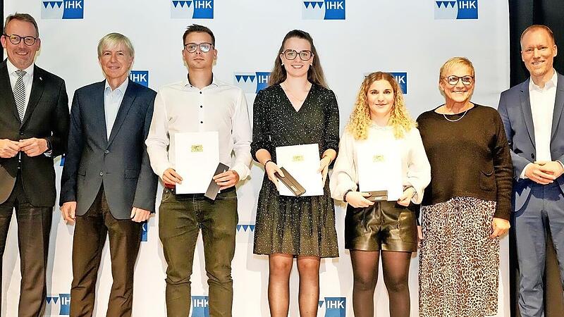 IHK-Hauptgeschäftsführer Wolfram Brehm, der oberfränkische Regierungsvizepräsident Thomas Engel (v. l.) sowie IHK-Vizepräsident Michael Bitzinger und die stellvertretende Landrätin Rosi Kraus (v.r.) gratulierten den Meisterpreisträgern (v. l.) Jan... IHK-Hauptgeschäftsführer Wolfram Brehm, der oberfränkische Regierungsvizepräsident Thomas Engel (v. l.) sowie IHK-Vizepräsident Michael Bitzinger und die stellvertretende Landrätin Rosi Kraus (v.r.) gratulierten den Meisterpreisträgern (v. l.) Jan...