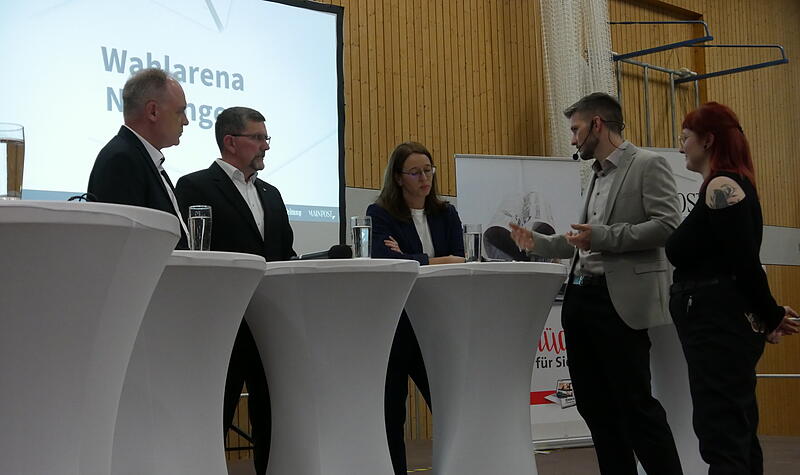 Die Moderatoren besprechen sich mit den Kandidaten.