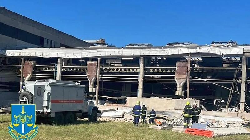 Ukrainische Medien verbreiten Bilder, die die von Raketen getroffene SKF-Halle zeigen sollen. Eine offizielle Bestätigung gibt es nicht.