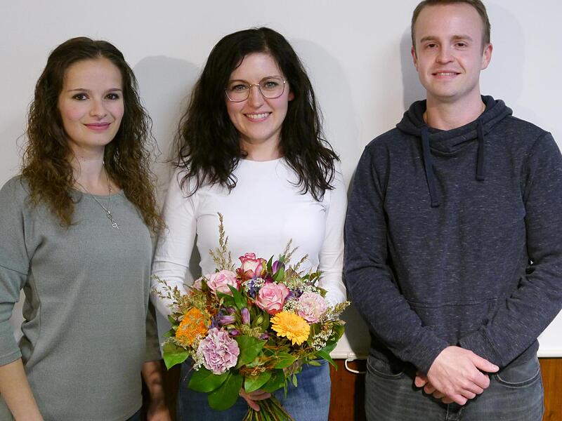 Für ihre engagierte und verantwortungsvolle Tätigkeit im Vorstand des Musikvereins dankten die beiden Vorsitzenden Fabian Scheller und Rebecca Frühwirth-Schmitt der langjährigen scheidenden Kassiererin Mona Kleinhenz mit einem Blumenstrauß.