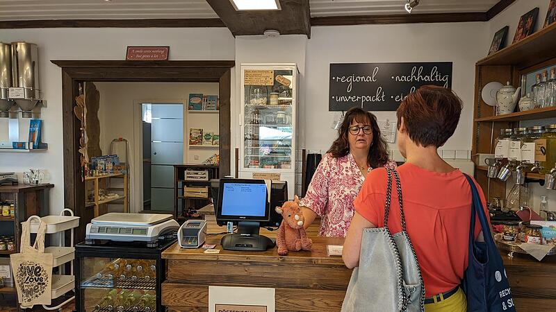 Alexandra Lowig erz&auml;hlt einer Kundin von den Ver&auml;nderungen in ihrem Unverpacktladen in Forchheim.Forchheim & Fr&auml;nkische Schweiz