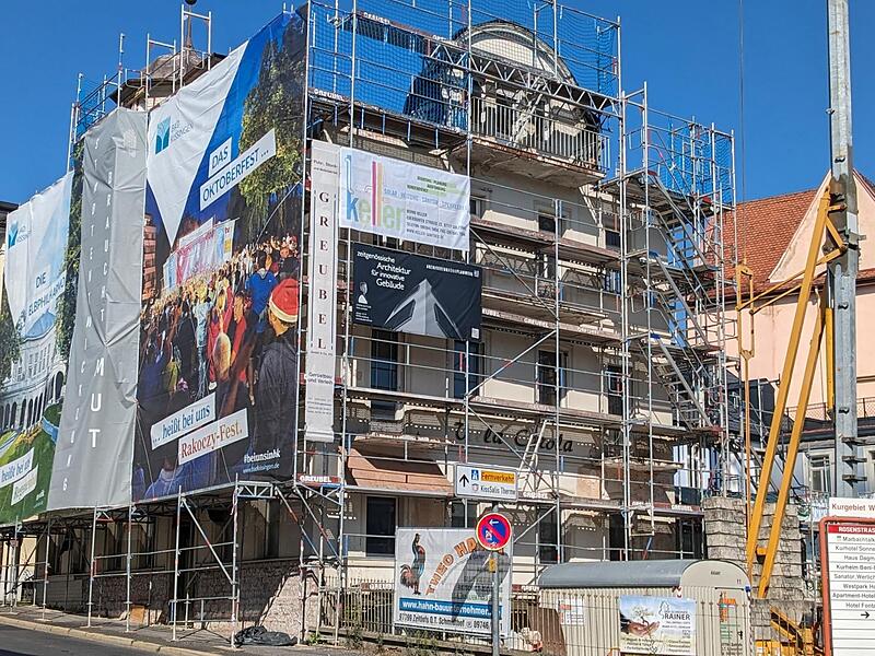 Eine weitere Au&szlig;enansicht der Villa Carola
