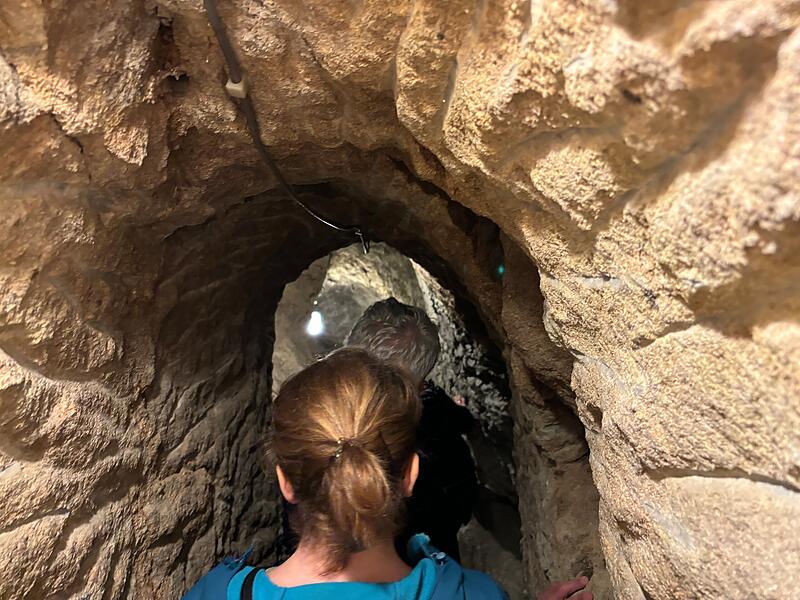 Bei der Führung durch den Entla's Keller müssen sich die Besucher ihren Weg durch enge Tunnel und über steile Treppen bahnen. Bei der Führung durch den Entla's Keller müssen sich die Besucher ihren Weg durch enge Tunnel und über steile Treppen bahnen.
