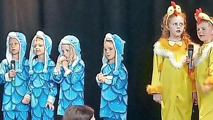 Erst nach und nach entdecken die K&uuml;ken ihre St&auml;rken. Davon handelt das Theaterst&uuml;ck der Kinder des G&uuml;ckernests.