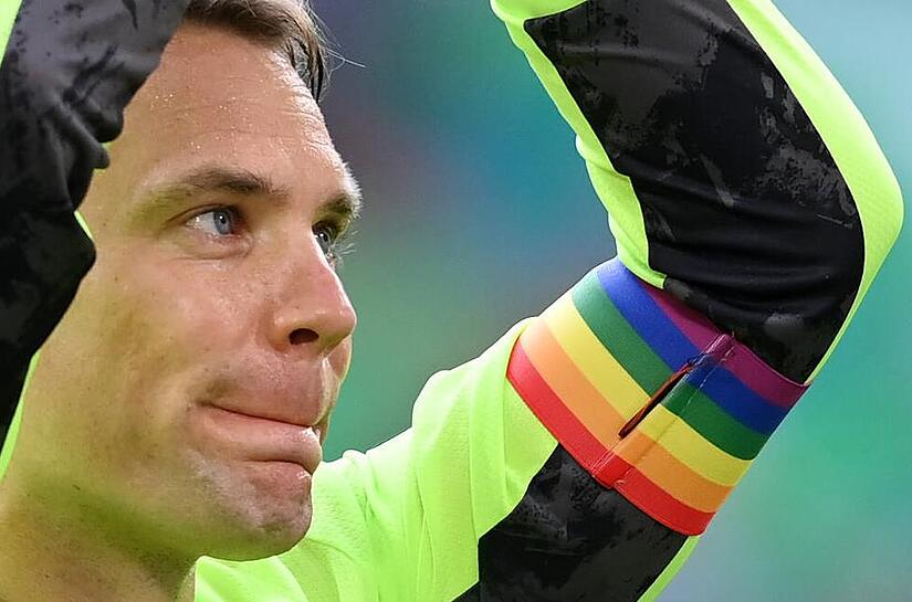 Eine Kapitänsbinde in Regenbogenfarben – wie sie Manuel Neuer trägt – das sorgte bei der Fußball-EM für Diskussion und zeigt, wie eng Sport und Politik miteinander verbunden sind. Eine Kapitänsbinde in Regenbogenfarben – wie sie Manuel Neuer trägt – das sorgte bei der Fußball-EM für Diskussion und zeigt, wie eng Sport und Politik miteinander verbunden sind.