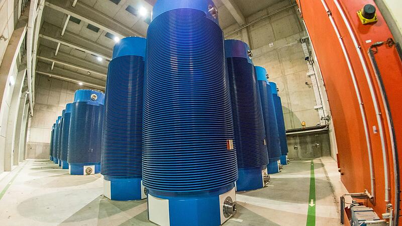 Die Castoren mit hochradioaktivem Atommüll werden noch Jahrzehnte in den Zwischenlagern an den AKW-Standorten bleiben, wie hier in Grafenrheinfeld. Dafür wollen die Gemeinden nun Ausgleichszahlungen von etwa einer Million Euro im Jahr. Die Castoren mit hochradioaktivem Atommüll werden noch Jahrzehnte in den Zwischenlagern an den AKW-Standorten bleiben, wie hier in Grafenrheinfeld. Dafür wollen die Gemeinden nun Ausgleichszahlungen von etwa einer Million Euro im Jahr.