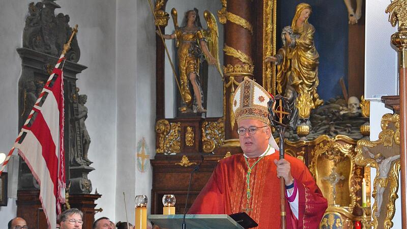 Weihbischof Rupert Graf zu Stolberg von der Erzdiözese München-Freising bei der Predigt zum Fest „Kreuzerhöhung“ in der Klosterkirche am Kreuzberg in der Rhön