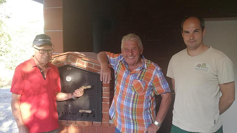 Auf dem Bild zu sehen sind vor dem neuen Backhaus (von links) Helmut Keim, Erwin Amrhein und Burkhard Kippes, Vorsitzender der Bulldogfreunde.