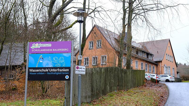 Das Schullandheim Bauersberg bei Bischofsheim ist Teil der Umweltbildung innerhalb des Rh&ouml;niversums. Weil die Stadt Schweinfurt dieses an die Sparkasse Bad Neustadt verkauft, kann die Einrichtung weiter bestehen.