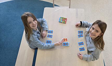Schule Priesendorf Die Schülerinnen Marlene und Jette (links) vertreiben sich im Rahmen der Nachmittagsbetreuung die Zeit mit einem Kartenspiel, bis es in der Grundschulmensa in Priesendorf zum Mittagessen geht.