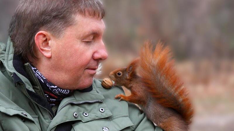 Hartmut Neidigers Frau Claudia hat den Moment abgelichtet, in dem ihr Mann den Eichhörnchen so nahe kommt wie kaum ein anderer.