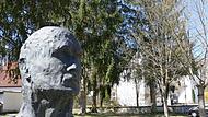 Die Büste Dietrich Bonhoeffers vor der St. Matthäus-Kirche in Gaustadt am Bonhoefferplatz erinnert an den großen evangelischen Theologen, der mit 39 Jahren von den Nationalsozialisten ermordet wurde. Die Büste Dietrich Bonhoeffers vor der St. Matthäus-Kirche in Gaustadt am Bonhoefferplatz erinnert an den großen evangelischen Theologen, der mit 39 Jahren von den Nationalsozialisten ermordet wurde.