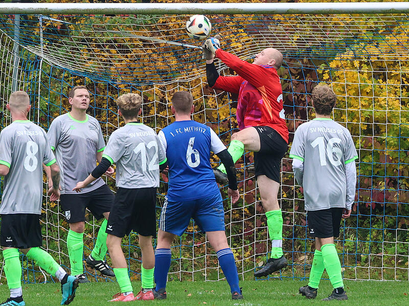 Faustabwehr von Ziegelerdens Keeper Michael Schulz: In der 43. Minute gelang Mitwitz aber das 1:0.