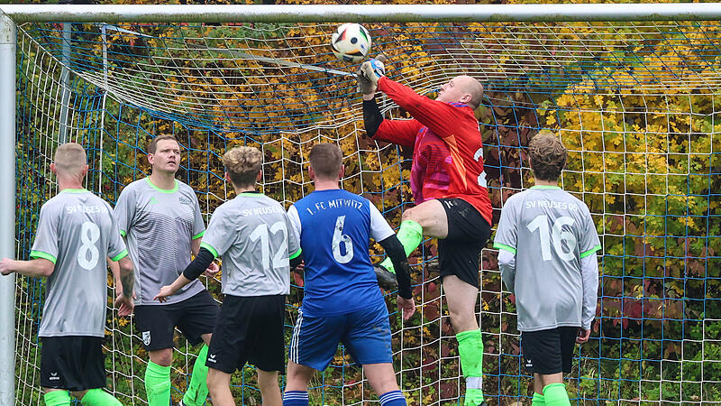 Faustabwehr von Ziegelerdens Keeper Michael Schulz: In der 43. Minute gelang Mitwitz aber das 1:0.