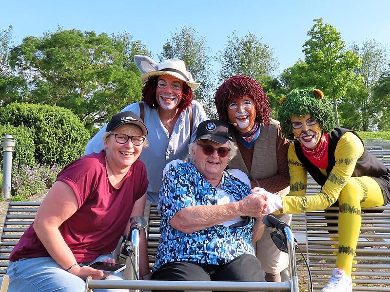 Was für eine Überraschung von Nichte Barbara (links vorne) für Tante Marianne (dunkle Brille): Esel, Bär und Tiger gratulieren.