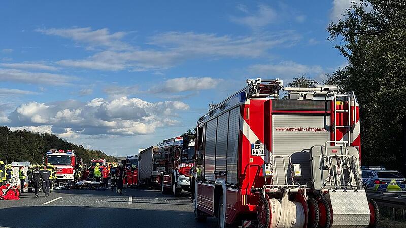 Schwerer Verkehrsunfall auf A3 bei Erlangen – Kleintransporter fährt auf Sattelzug auf Schwerer Verkehrsunfall auf A3 bei Erlangen – Kleintransporter fährt auf Sattelzug auf