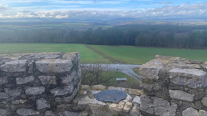 Blick über die Zinnen der Schlegelwarte in die Rhön. Vor 50 Jahren wurde das beliebte Ausflugsziel für Besucher begehbar gemacht. Blick über die Zinnen der Schlegelwarte in die Rhön. Vor 50 Jahren wurde das beliebte Ausflugsziel für Besucher begehbar gemacht.