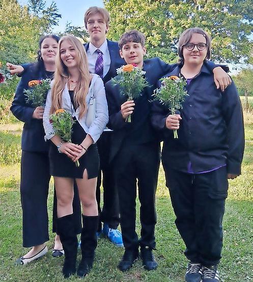 Waldorfschüler haben ihre Mittelschulabschlüsse gefeiert. Die Zehntklässler der Waldorfschule im Kulmbacher Land wurden mit Blumen verabschiedet.