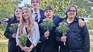 Waldorfschüler haben ihre Mittelschulabschlüsse gefeiert. Die Zehntklässler der Waldorfschule im Kulmbacher Land wurden mit Blumen verabschiedet.