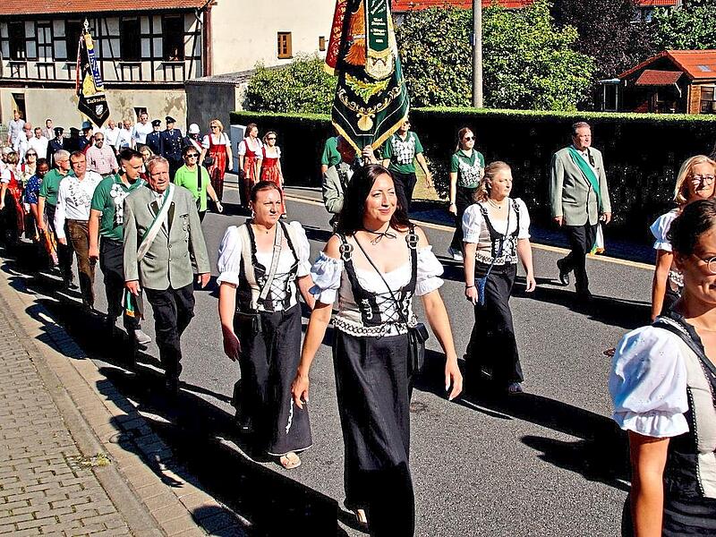 Die Vereine aus Lohndorf und Tiefenellern mit ihren Fahnenabordnungen waren beim Festzug dabei. Joseph Beck