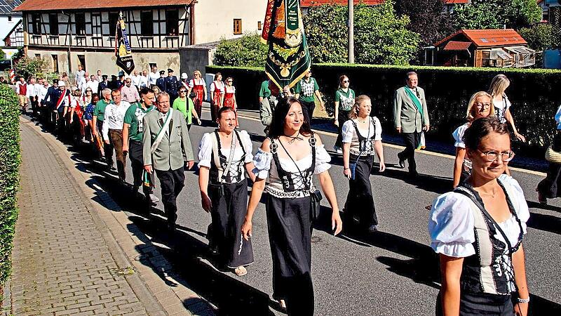 Die Vereine aus Lohndorf und Tiefenellern mit ihren Fahnenabordnungen waren beim Festzug dabei. Joseph Beck