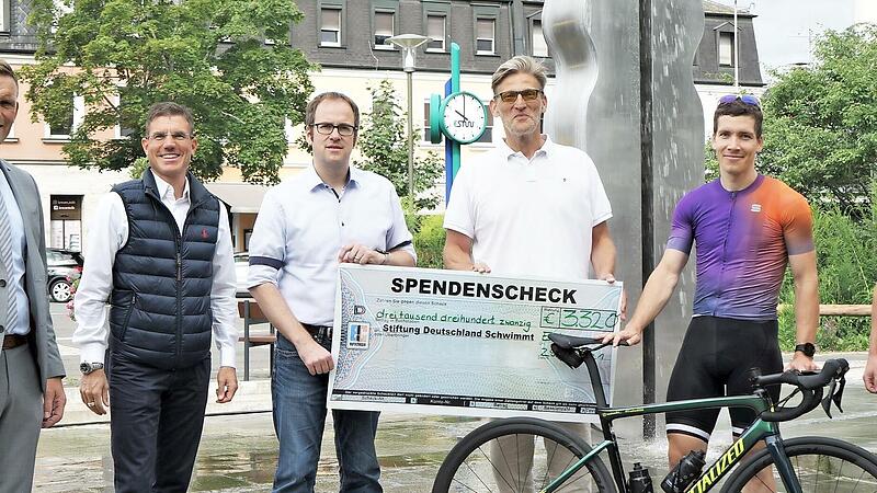 Jörg Volleth (Sportbürgermeister), Christian Frank (Vorstand City-Management Erlangen), Florian Janik (Oberbürgermeister), Alexander Gallitz (Stiftungsgründer und Vorstand Deutschland schwimmt), Peter Renner (iQ-Move), Ulrich Klement (Leiter Amt für Sport und Gesundheitsförderung) bei der Spendenübergabe