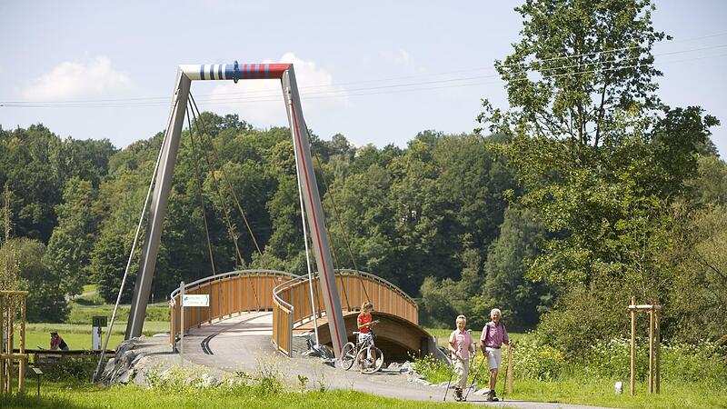 Bei Schloss Steinenhausen, südwestlich von Kulmbach, vereinen sich der Weiße Main und der Rote Main zu einem Strom. Bei Schloss Steinenhausen, südwestlich von Kulmbach, vereinen sich der Weiße Main und der Rote Main zu einem Strom.