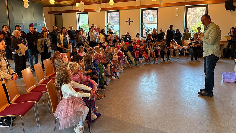 Schulstart in der Wunderburg-Grundschule. Aufgrund der gesperrten Turnhalle musste die Willkommensveranstaltung im Pfarrsaal Maria Hilf stattfinden.