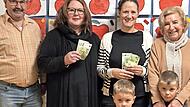 Der Zweite Vorsitzende des Obst- und Gartenbauvereins Zeil, Jürgen Werner (links), und Organisatorin Ursula Ortmann (rechts) übergaben an die Leiterinnen der Kindergärten, Susanne Bös-Naumann und Susanne Schmid (weiter von links), die Spende von j...