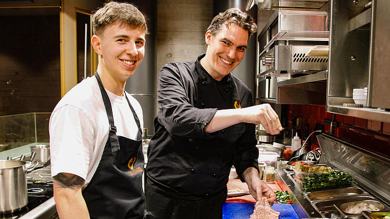 Gut w&uuml;rzen ist auch eine Kunst: Gesch&auml;ftsf&uuml;hrer Philipp Maier und K&uuml;chenchef Stefan Spasow (v. l.) freuen sich, im "Gallo Pardo" ihre Talente unter Beweis zu stellen.