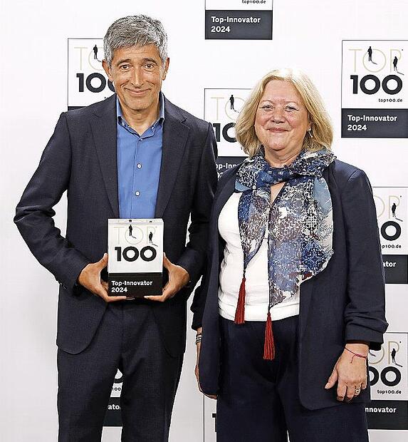 Laboklin -Geschäftsführerin Dr. Elisabeth Müller nimmt von Ranga Yogeshwar zum dritten Mal die Auszeichnung „Top-Innovator“ entgegen.