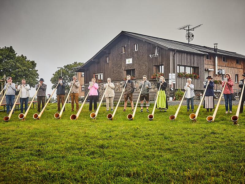 Gern gesehene Gäste: Immer wieder sind die Alphorn- bläser Schwarze Berge an der Kissinger Hütte zu erleben. Das Bild zeigt sie 2023 bei einem Auftritt zu ihrem 25-jährigen Bestehen. Gern gesehene Gäste: Immer wieder sind die Alphorn- bläser Schwarze Berge an der Kissinger Hütte zu erleben. Das Bild zeigt sie 2023 bei einem Auftritt zu ihrem 25-jährigen Bestehen.