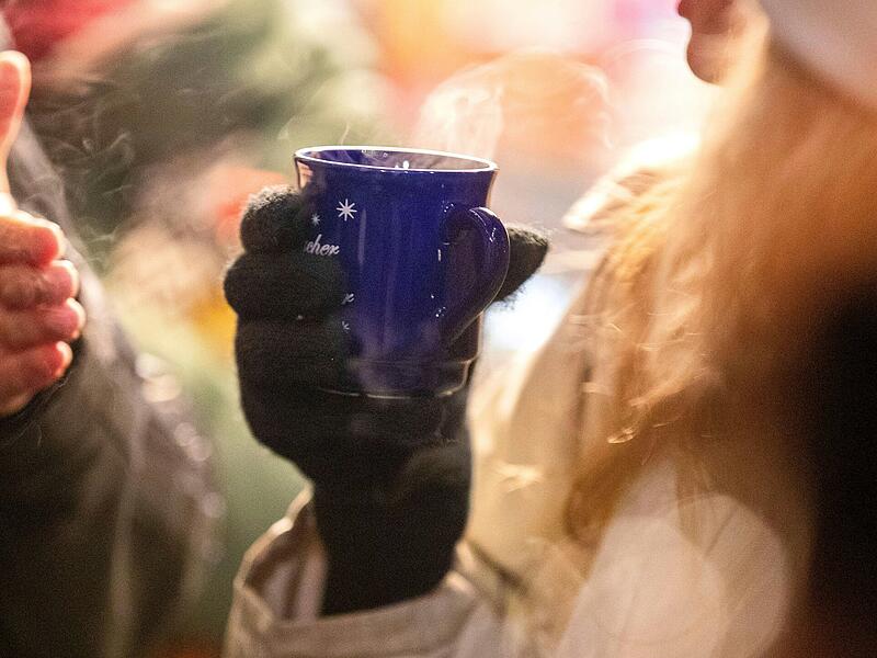 Heißer Glühwein gehört zu Weihnachtsmärkten.