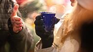 Heißer Glühwein gehört zu Weihnachtsmärkten.