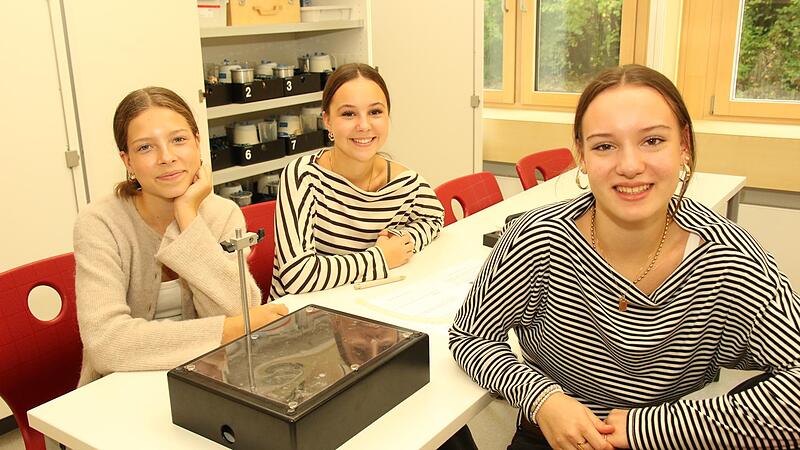 Gehen gerne in Arnold Gymnasium und sind begeistert vom Ergebnis der Baumaßnahmen : von Emma Lenort, Lina Lang, und Clarissa Lenker (von links) Michael Stelzner Gehen gerne in Arnold Gymnasium und sind begeistert vom Ergebnis der Baumaßnahmen : von Emma Lenort, Lina Lang, und Clarissa Lenker (von links) Michael Stelzner