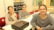 Gehen gerne in Arnold Gymnasium und sind begeistert vom Ergebnis der Bauma&szlig;nahmen : von Emma Lenort, Lina Lang, und Clarissa Lenker (von links) Michael Stelzner