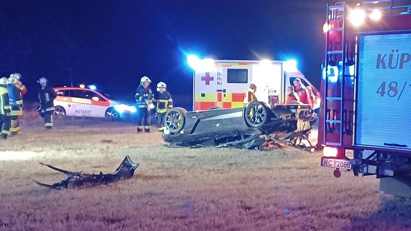 Für den verunglückten Fahrer des Sportwagens (Bildmitte) kam jede Hilfe zu spät.