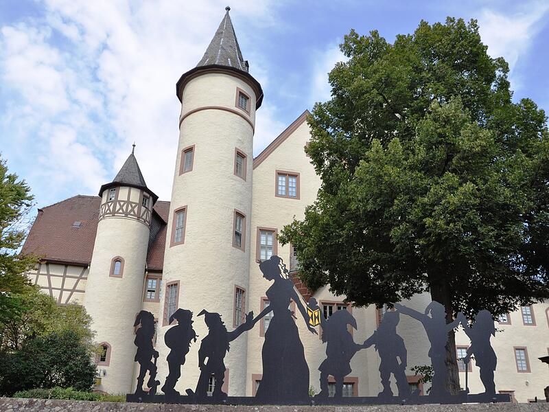 Der Stadtrundgang startet am Lohrer Schloss. Der Stadtrundgang startet am Lohrer Schloss.