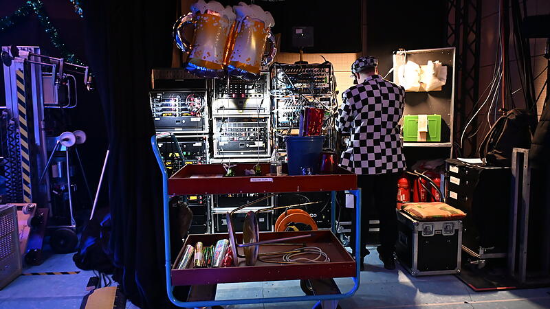 Hinter den Kulissen wird f&uuml;r eine Faschingssitzung, die im Fernsehen &uuml;bertragen wird,  viel Technik ben&ouml;tigt.