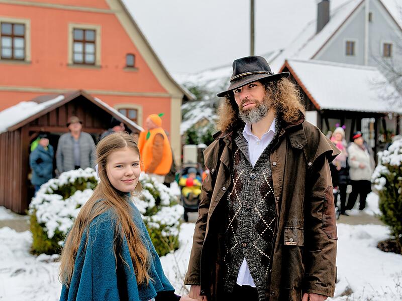 Trotz Schneefall herrschte beim Kinderfaschingsumzug in Ro&szlig;dorf eine super Stimmung.
