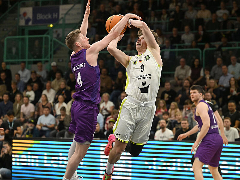 Sport Basketball  2. Bundesliga PROA Saison 2025 / 2026  09. Spieltag  am Samstag 15.11.2025 Spielort Bayreuth Oberfrankenhalle  Spielbeginn 19.00 h  BBC Bayreuth gegen BG G&ouml;ttingen Halbzeitergebnis  36:35 Endstand  77:88 Noah Wabersich wird von Daniel K