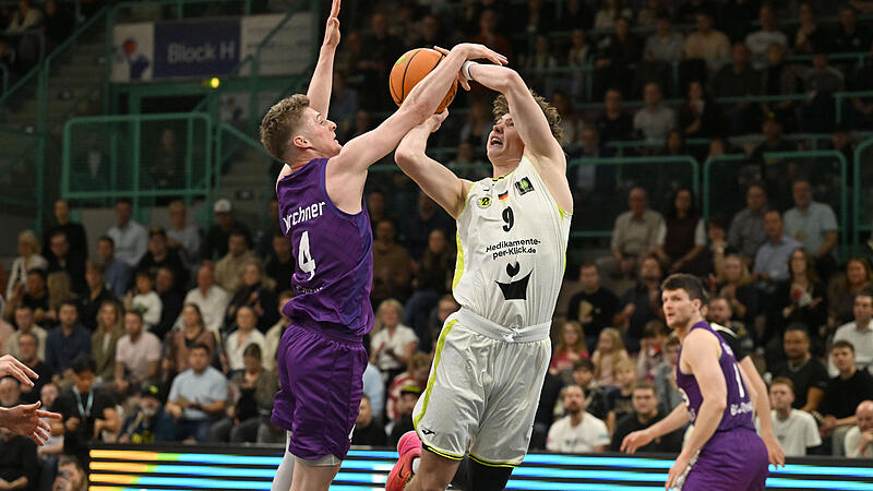 Sport Basketball  2. Bundesliga PROA Saison 2025 / 2026  09. Spieltag  am Samstag 15.11.2025 Spielort Bayreuth Oberfrankenhalle  Spielbeginn 19.00 h  BBC Bayreuth gegen BG G&ouml;ttingen Halbzeitergebnis  36:35 Endstand  77:88 Noah Wabersich wird von Daniel K