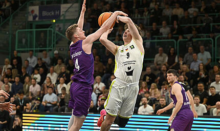 Sport Basketball  2. Bundesliga PROA Saison 2025 / 2026  09. Spieltag  am Samstag 15.11.2025 Spielort Bayreuth Oberfrankenhalle  Spielbeginn 19.00 h  BBC Bayreuth gegen BG G&ouml;ttingen Halbzeitergebnis  36:35 Endstand  77:88 Noah Wabersich wird von Daniel K