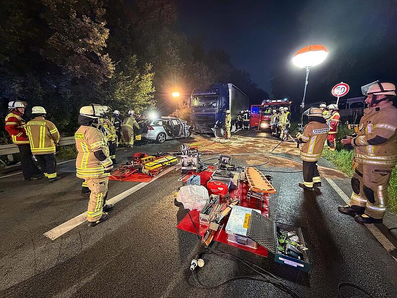 Autofahrer nach Lkw-Kollision im Kreis Lichtenfels schwer verletzt - Vollsperrung der B173
