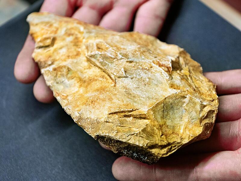Ein 50.000 bis 60.000 Jahre altes Steinwerkzeug aus Biburg in Niederbayern Ein 50.000 bis 60.000 Jahre altes Steinwerkzeug aus Biburg in Niederbayern