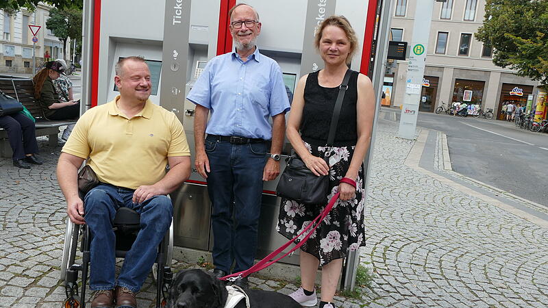 Der Vorstand des Beirats für Menschen mit Behinderung kämpft – nicht nur am ZOB - für Barrierefreiheit, Teilhabe, Mobilität. Von links: Markus Loch, Volker Hoffmann und Claudia Ramer mit Kando.
