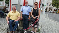 Der Vorstand des Beirats für Menschen mit Behinderung kämpft – nicht nur am ZOB - für Barrierefreiheit, Teilhabe, Mobilität. Von links: Markus Loch, Volker Hoffmann und Claudia Ramer mit Kando.