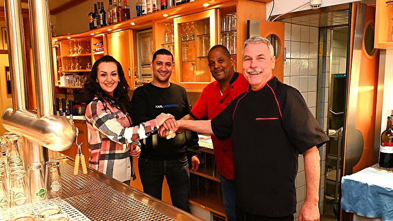 Obwohl Lino (rechts) sich zum Jahresende in den Ruhestand verabschiedet, unterst&uuml;tzt er weiterhin das neue P&auml;chter-Ehepaar Jasemin und Wael Alabdo, genauso wie auch Pizzab&auml;cker Smitty (2.v.r.).