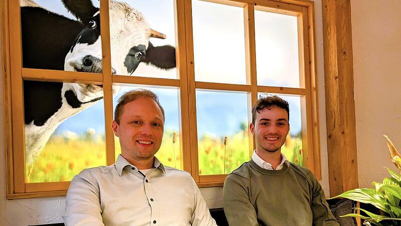Was haben Dominik (l.) und Timo Hummel vor? Nur so viel: Die Kuh im Hintergrund hat nichts damit zu tun. Die ist einfach nur als Fotomotiv dienlich.