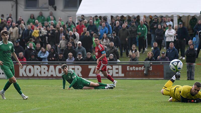Der Kürnacher Torwart Felix Berthel (rechts) lenkt den Ball nach einem Schuss des Dampfacher Kapitäns Danny Schlereth (rotes Trikot) um den Pfosten zur Ecke.